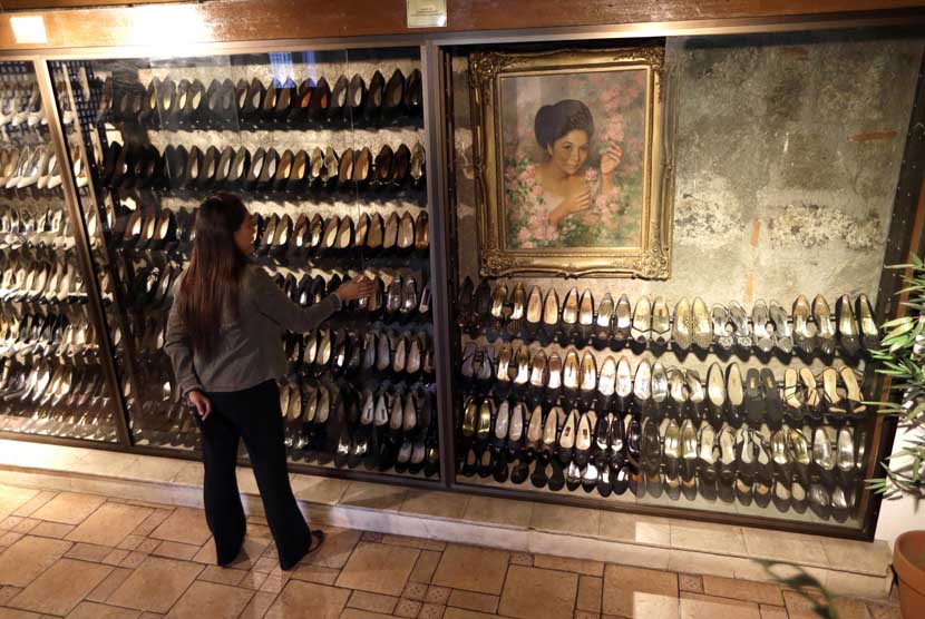  Deretan sepatu koleksi dari mantan First Lady Filipina Imelda Marcos dipajang di Museum Marikina di Marikina sebelah Timur kota Manila, Filipina, Selasa (25/9).     (Bullit Marquez/AP)