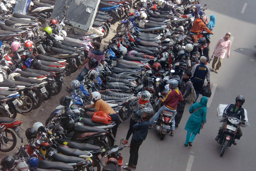  Deretan sepeda motor pada tempat parkir liar di kawasan Pasar Tanah Abang, Jakarta Pusat, Selasa (3/6).  ( Republika/Rakhmawaty La'lang)