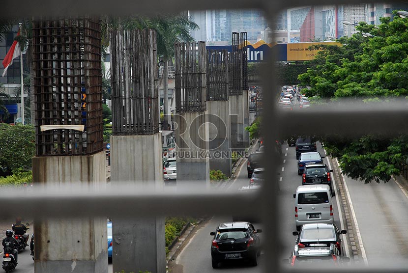 Deretan tiang monorel mangkrak di sepanjang Jalan Rasuna Said, Kuningan, Jakarta Selatan, Selatan (18/2).