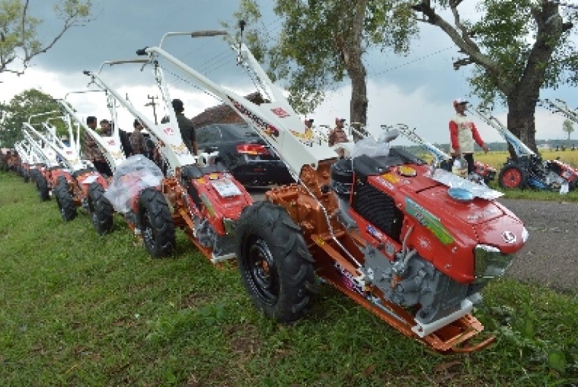   Deretan traktor yang akan dibagikan ke petani