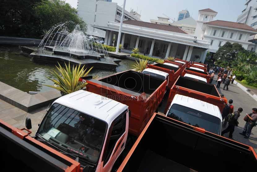 Deretan truk sampah hasil hibah Asosiasi Perusahaan Minyak Indonesia dihalaman Balaikota DKI Jakarta, Jakarta Pusat, Kamis (18/9). (Republika/Rakhmawaty La'lang)