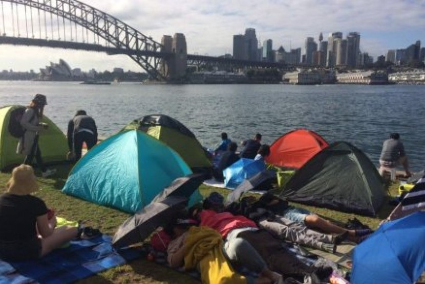 Deretan warga bertenda di seberang jembatan Sydney Harbour yang mencoba mendapatkan tempat terbaik untuk menonton pertunjukan kembang api. 