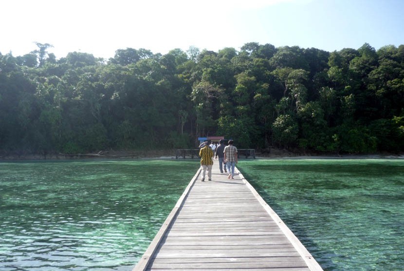   Dermaga di Pulau Kakaban yang terletak di antara Pulau Sangalaki dan Pulau Maratua. Perjalanan dengan speed boat dari Pulau Derawan ke Pulau Kakaban ditempuh dalam waktu sekitar 45 menit.  (Nur Aini/Republika)
