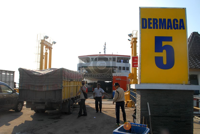 Dermaga V kembali beroperasi setelah mengalami kerusakan beberapa waktu lalu di Pelabuhan Merak, Banten, Rabu (31/7).    (Republika/Rakhmawaty La'lang)