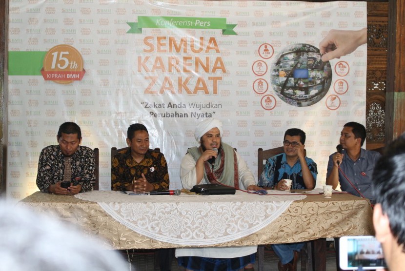 Derry Sulaiman (tengah) saat memaparkan pengalamannya bertemu dai tangguh BMH dalam konferensi pers Semua Karena Zakat Laznas BMH di Jakarta, pekan lalu.