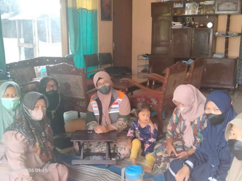 Desa Jepang, kecamatan Mejobo, Kabupaten Kudus, Jawa Tengah sedang menghadapi kelangkaan minyak goreng, ibu-ibu pembinaan rutin Rumah Zakat mengeluhkan kondisi tersebut hingga ada yang harus terpaksa antri berjam-jam di swalayan.