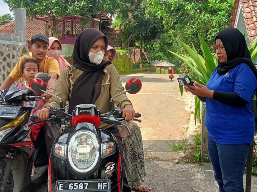  Desa Kemuning, Karanganyar, Jawa Tengah, bersiap menyiapkan tambahan enam buah perangkat Elok (Elektronik Loket) SVN dari sebelumnya tiga unit guna menyambut liburan lebaran Idul Fitri 1443 H. 