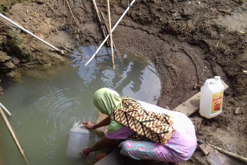 Desa Leuwikaret,Kecamatan Kepala Nunggal, Kabupaten Bogor mengalami kekurangan pasokan air bersih karena musim kemarau yang panjang. Rabu (8/8)