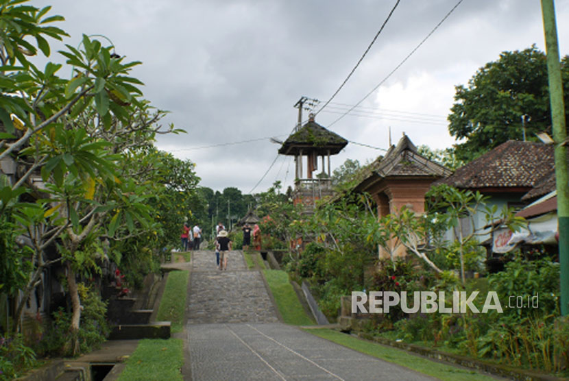 Desa Penglipuran, salah satu desa terbersih di dunia terletak di Kabupaten Bangli, Provinsi Bali. Desa ini menyimpan aturan adat unik yang jarang diketahui orang banyak, yaitu melarang tegas masyarakatnya berpoligami.
