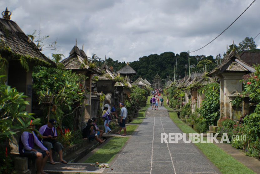 Desa Penglipuran, salah satu desa terbersih di dunia terletak di Kabupaten Bangli, Provinsi Bali. Desa ini menyimpan aturan adat unik yang jarang diketahui orang banyak, yaitu melarang tegas masyarakatnya berpoligami.