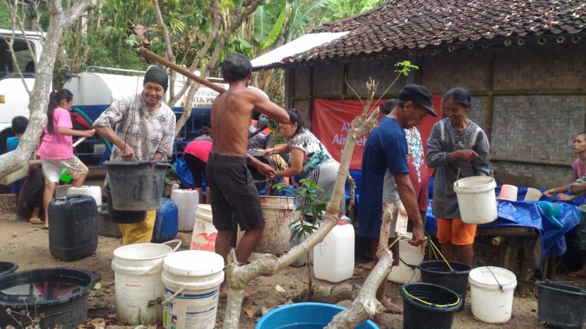 Desa Sidomulyo, Purworejo, Jawa Tengah memang wilayah rawan bencana. Tercatat dalam 5 tahun terakhir, ada bencana longsor yang memakan korban jiwa dan kekeringan yang menyebabkan warga sulit mendapatkan air bersih. Tahun 2019 lalu, Sidomulyo memiliki 6 titik droping air bersih, 4 titik diantaranya ada di Dukuh Makemdowo.