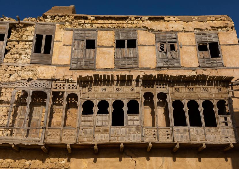 Desain bingkai jendela Hijazi Rawashin dari Arab Saudi. Jendela panjang berbingkai kayu ini adalah fitur arsitektur khas kota Jeddah di Laut Merah, Arab Saudi.