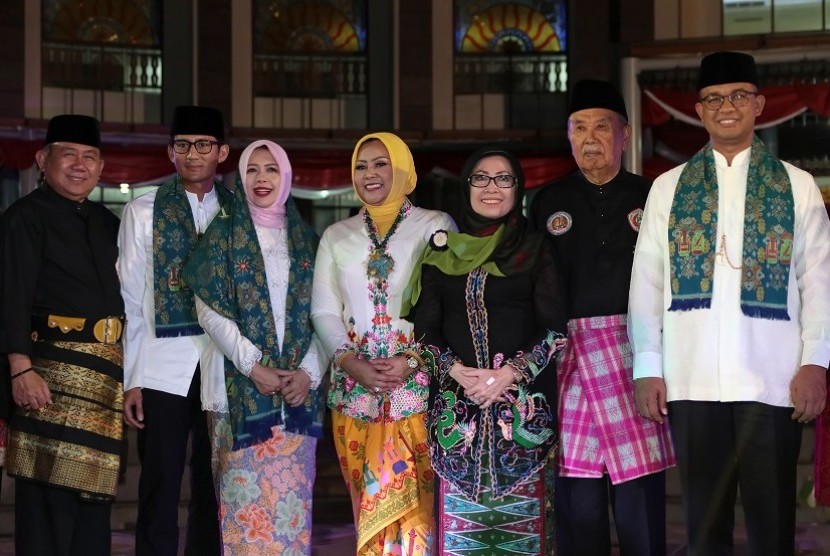 Desainer Anna Mariana (tengah) saat bertemu Gubernur dan Wakil Gubernur DKI Jakarta, Anies Baswedan dan Sandiaga Uno