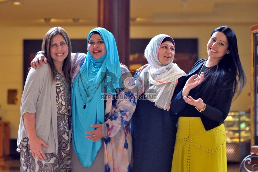 Desainer baju muslimah Australia Hanadi Chehab & Howayda Moussa (Integrity Boutique), Eisha Saleh (Baraka)(kedua kanan) dan Amalia Aman (kedua kiri) terpilih untuk ditampilkan di acara 'Indonesia International Islamic Fashion & Products 2015’ di Jakarta Co