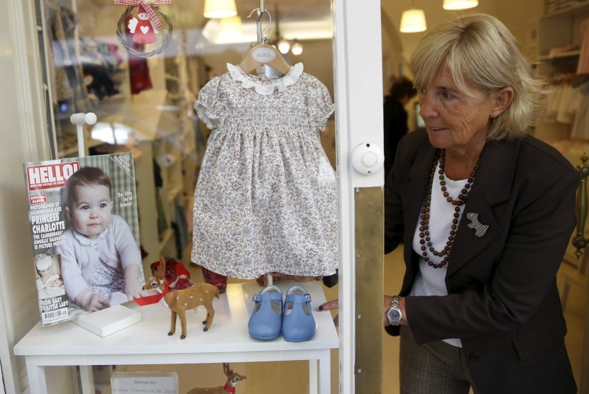 Desainer baju Putri Charlotte, Margarita Pato, memperlihatkan busana rancangannya di toko M&H di Spanyol.