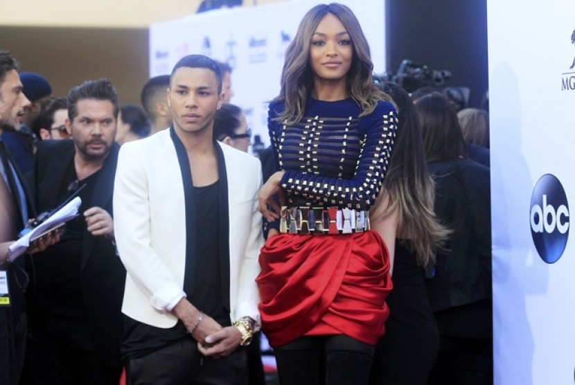 Desainer Balmain, Olivier Rousteing, bersama model Jourdan Dunn yang mengenakan rancangan Rousteing untuk H&M di Billboard Music Awards.