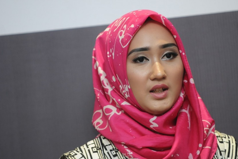 Desainer busana hijab Dian Pelangi berpose usai menghadiri konfrensi pers jelang keberangkatan lima desainer Indonesia ke London Fashion Week 2016 di Jakarta, Jumat (12/2). 
