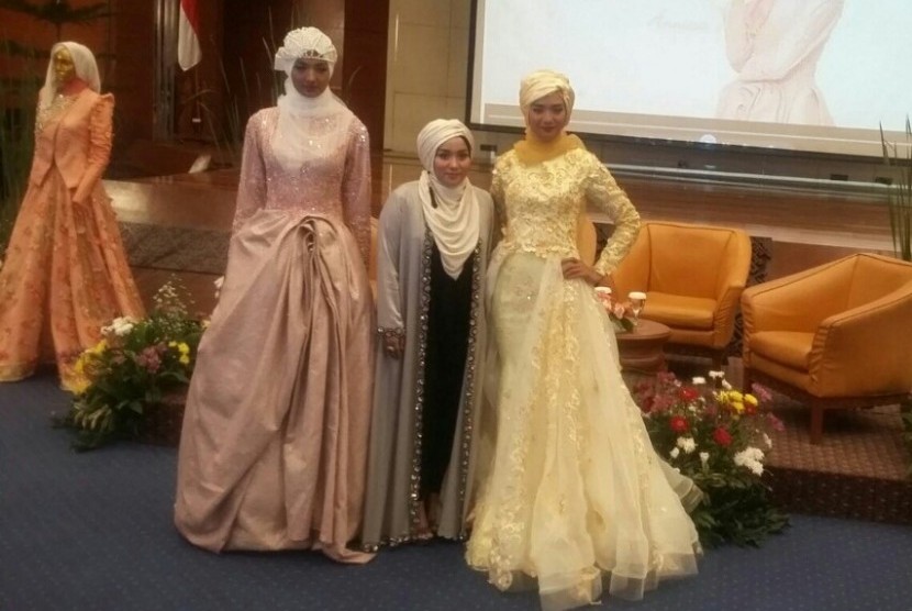 Desainer busana Muslim Anniesa Hasibuan bersama rancangannya yang mengangkat mutiara khas Lombok.