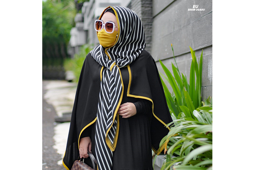 Desainer busana muslim, Errin Ugaru mendesain masker yang matching dengan busana dan hijab.