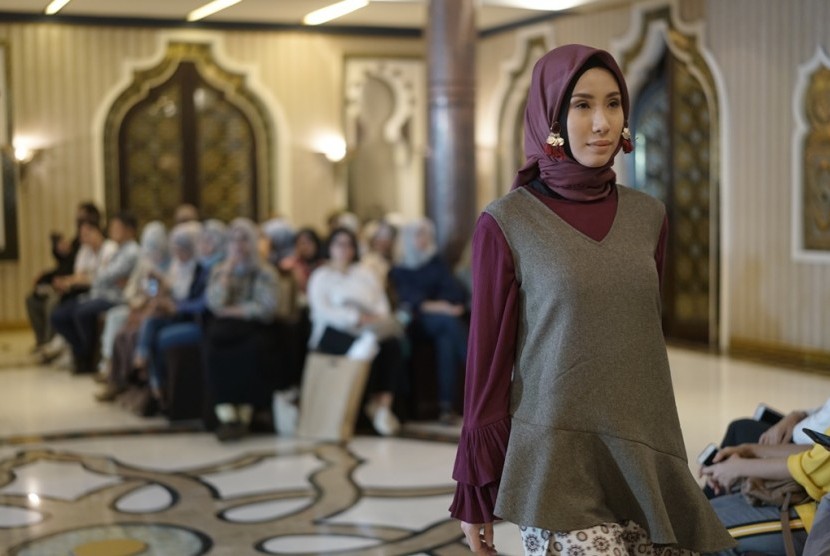 Desainer Jenahara Nasution digandeng label SUQMA menghadirkan koleksi busana Muslim yang terinspirasi dari Maroko.