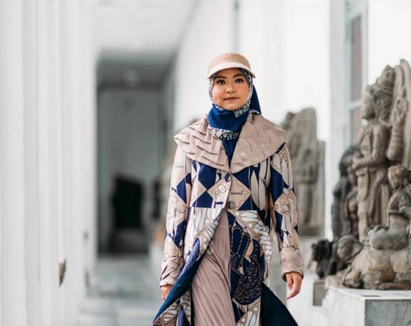 Desainer Jeny Tjahyawati koleksi Modest Resort Wear 2021 dalam peragaan busana virtual Indonesia Modest Fashion Week 2020.