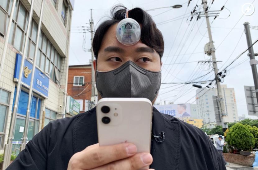 Desainer Korea Selatan membuat robot mata untuk membantu orang-orang melihat keadaan sekitar saat sibuk menatap layar ponsel.