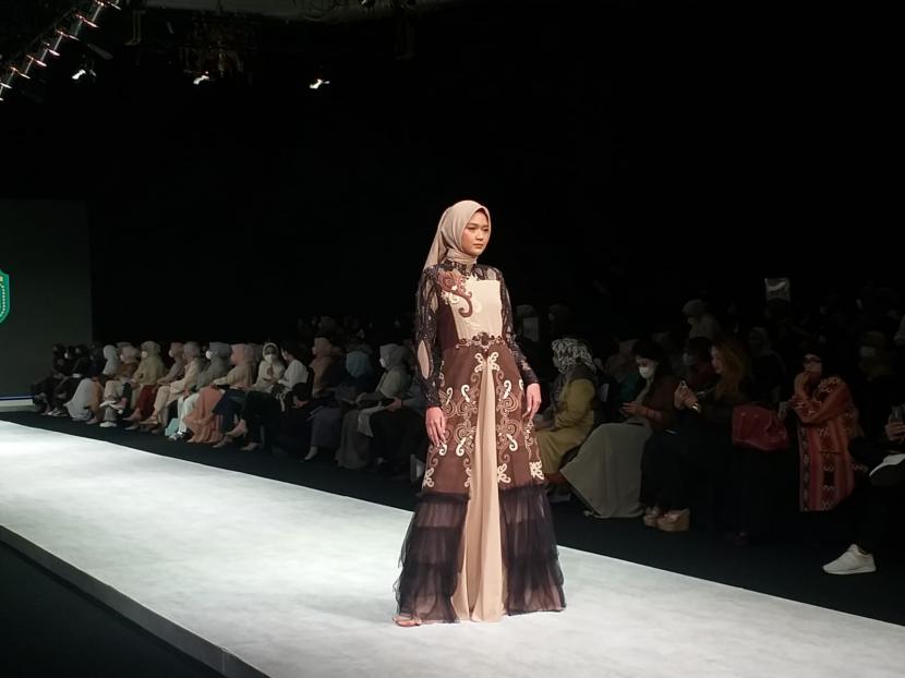Desainer Lia Afif pamerkan koleksi bertajuk Cyclona Ulina di panggung Indonesia Fashion Week, Rabu (13/4).
