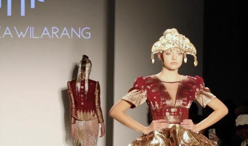 Desainer mode asal Indonesia Hengki Kawilarang menampilkan karya bernuansa Sriwijaya di New York Fashion Week.