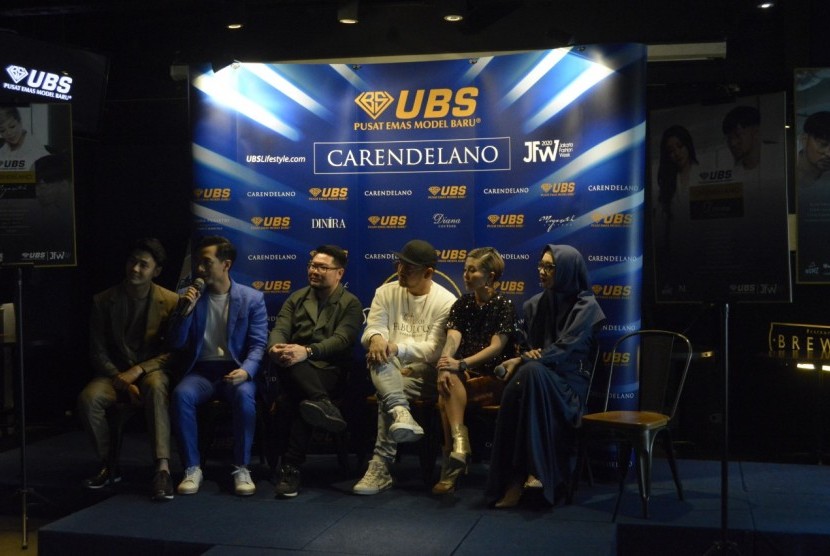 Desainer modest fashion Dini Ira (kanan) dalam konferensi pers bersama UBS Gold di Jakarta Fashion Week 2019.