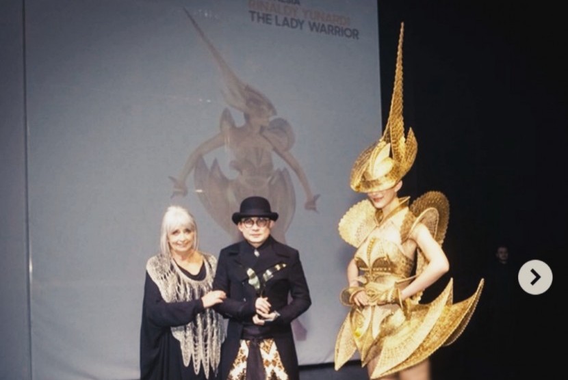 Desainer Rinaldy Yunardi (tengah) diganjar tiga penghargaan sekaligus dalam WOW Awards 2012 lewat karyanya, The Lady Warrior.