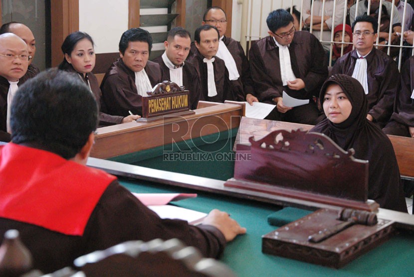  Desi Ariani (32 tahun) terdakwa penculik bayi di RS Hasan Sadikin beberapa waktu lalu menjalani persidangan perdana di Pengadilan Negeri Bandung, Rabu (6/8). 