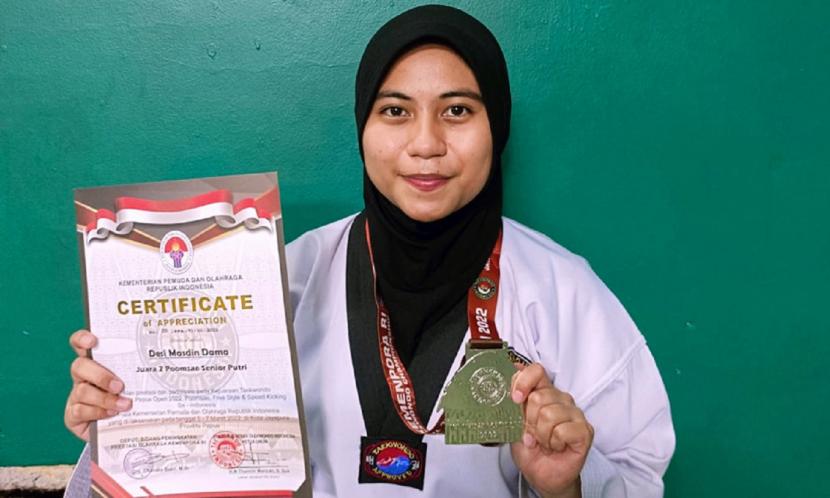 Desi Masdin Dama yang tergabung dalam tim Taekwondo Universitas Nusa Mandiri (UNM), menyumbang medali perak untuk kampus UNM dalam Kejuaraan Taekwondo Indonesia Papua Open Virtual Tahun 2022.