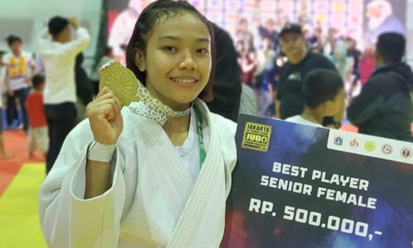 Desiana Syafitri sebagai atlet Judo Universitas BSI kampus Karawang berhasil meraih medali emas pada kelas-52 kg Putri Senior di Jakarta International Judo Competition 2022.