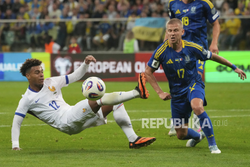 Desire Doue dari Prancis (kiri) berebut bola dengan Oleksandr Zinchenko dari Ukraina dalam pertandingan kualifikasi Piala Dunia FIFA 2026 antara Ukraina dan Prancis di Tarczynski Arena, Wroclaw, Polandia, Sabtu (6/9/2025) dini hari WIB.