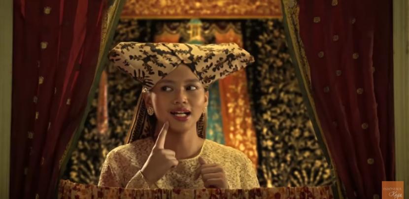 Desmonda Cathabel sebagai Nur, istri Malin Kundang, dalam drama musikal yang diangkat dari cerita rakyat Sumatra Barat yang ditayangkan di Youtube IndonesiaKaya.
