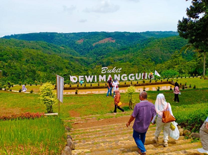 Destinasi wisata alam Bukit Dewi Manggung, Subang Jawa Barat.