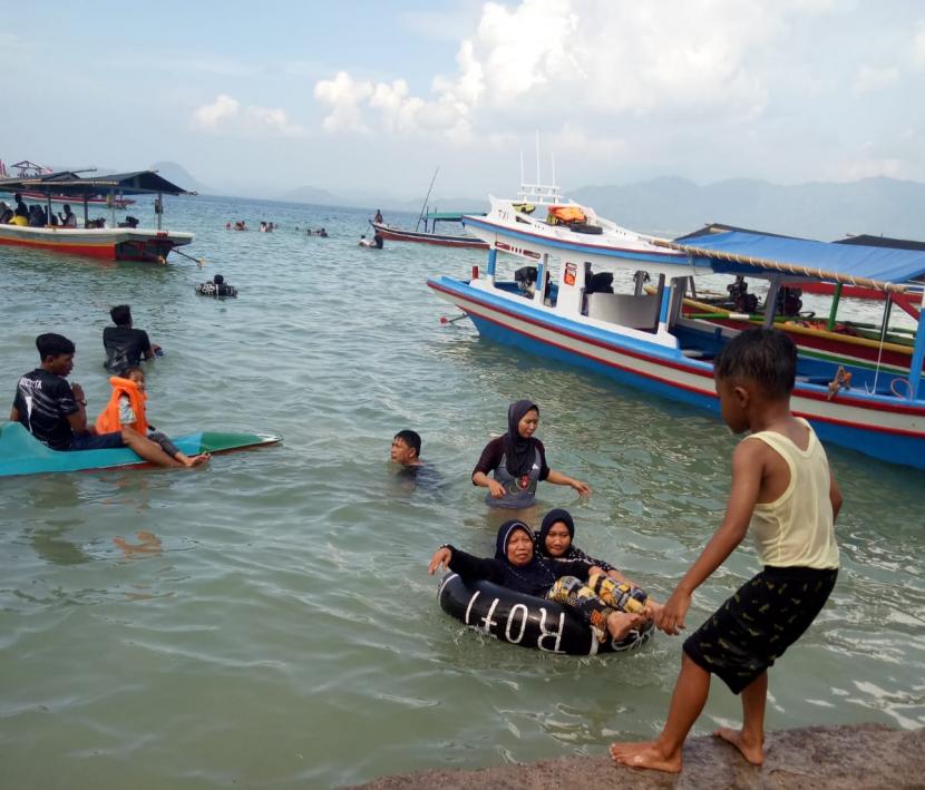 Destinasi wisata bahari di Lampung ramai pengunjung pada akhir libur Idul Fitri 1443 H Ahad (8/5/2022). 