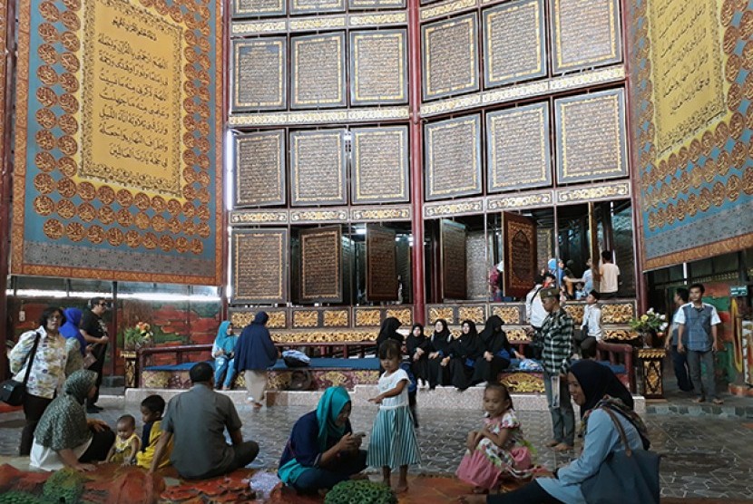 Destinasi wisata halal di Sumatra Selatan (Sumsel) Bait Alquran atau Alquran Akbar yang berupa mushaf Alquran terbuat dari lembaran kayu setinggi 2 meter dengan lebar sekitar 1,5 meter. Berwarna dasar cokelat dengan tulisan timbul berwarna emas. 