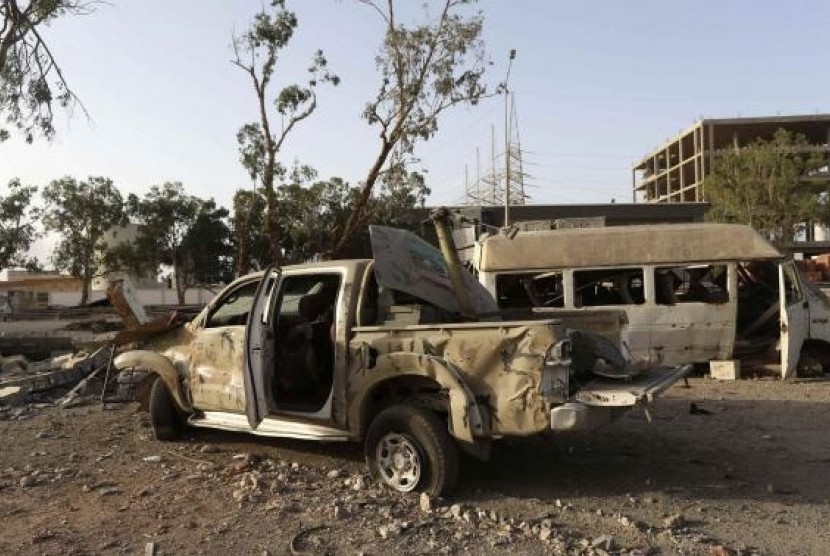 Destroyed vehicles are seen after fighting between Libyan special forces and ex-rebel fighters of the Benghazi Shura Council in the eastern city of Benghazi July 30, 2014.