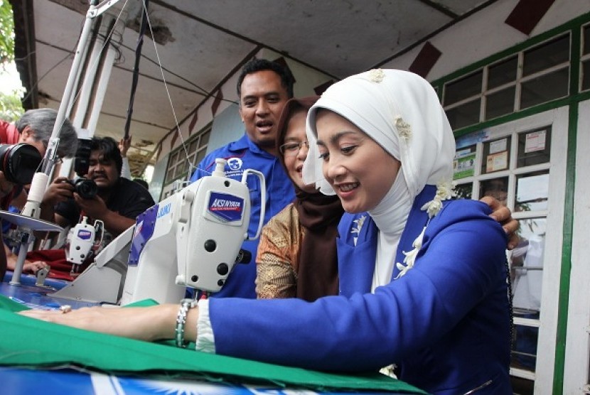 Desy Ratnasari melakukan praktik menjahit di program 