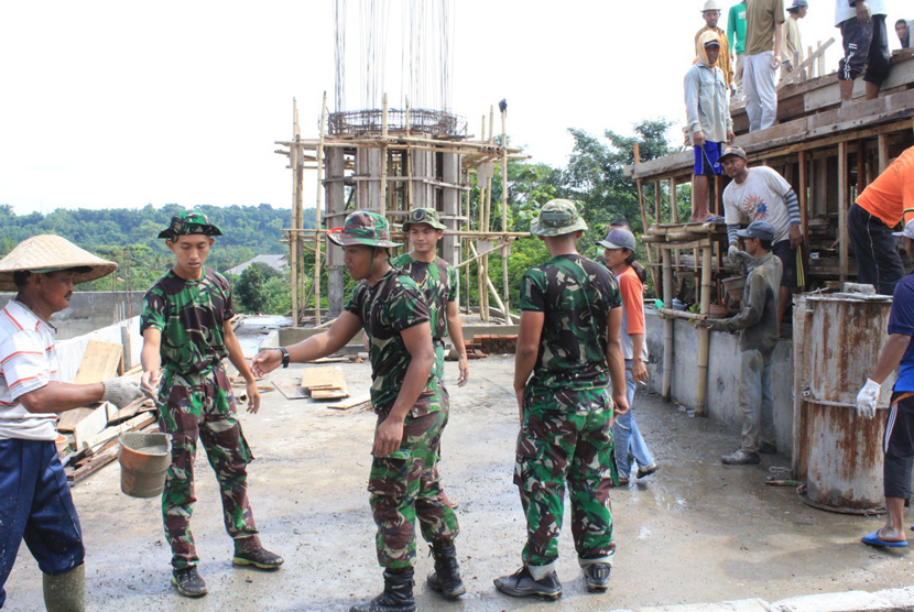 Detasemen Peralatan Divisi Infanteri (Denpal Divif) 2 Kostrad menggelar kegiatan karya bhakti pembangunan Masjid Al-Hamid di Dusun Gondangsuko Desa Randuagung, Kecamatan Singosari, Kabupaten Malang, 