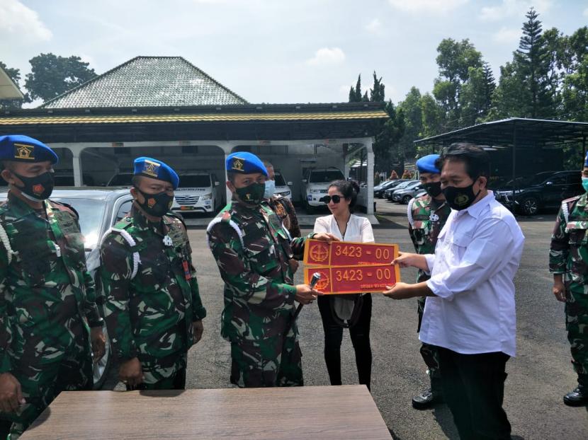 Detasemen Polisi Militer (Denpom) 35 mengamankan R (32 tahun) bersama supirnya AD (31) di kediamannya di Batununggal, Kota Bandung, Rabu (3/3) malam pasca video yang viral di media sosial. Dalam video tersebut, R sedang menggunakan sedan dengan nomor pelat dinas TNI palsu atau bodong