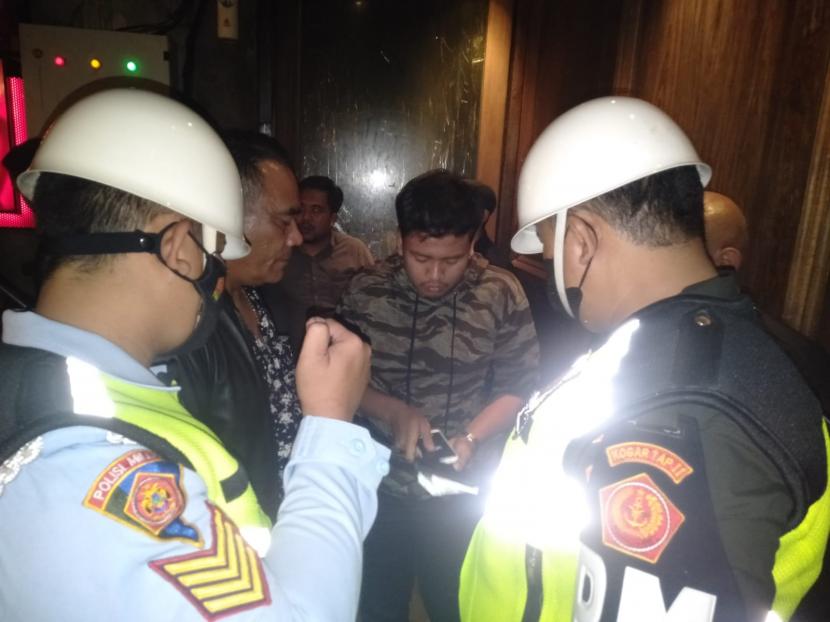 Detasemen Polisi Militer Garnisun Tetap II/Bandung dan Propam Polda Jabar menggelar operasi penegakan ketertiban dan yustisi Waspada Wira Godam di sejumlah lokasi hiburan malam di Kota Bandung, Sabtu (13/8) dini hari. 