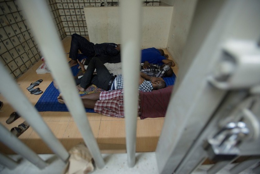 DETENSI WARGA ASING - Sejumlah warga negara asing berada di ruang detensi Kantor Imigrasi Kelas I Khusus Jakarta Selatan di Jakarta, Rabu (21/8). 