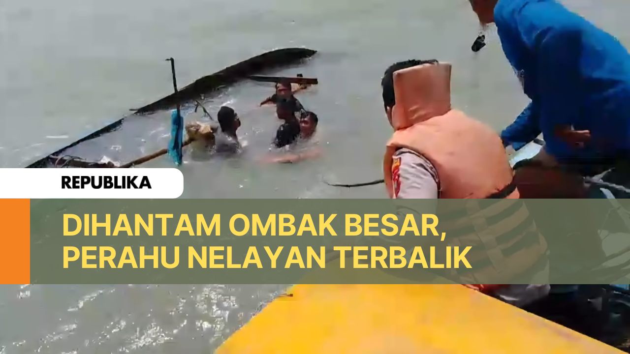 Dihantam Ombak Besar, Ini Dia Detik-detik Evakuasi Nelayan Yang Perahunya Terbalik