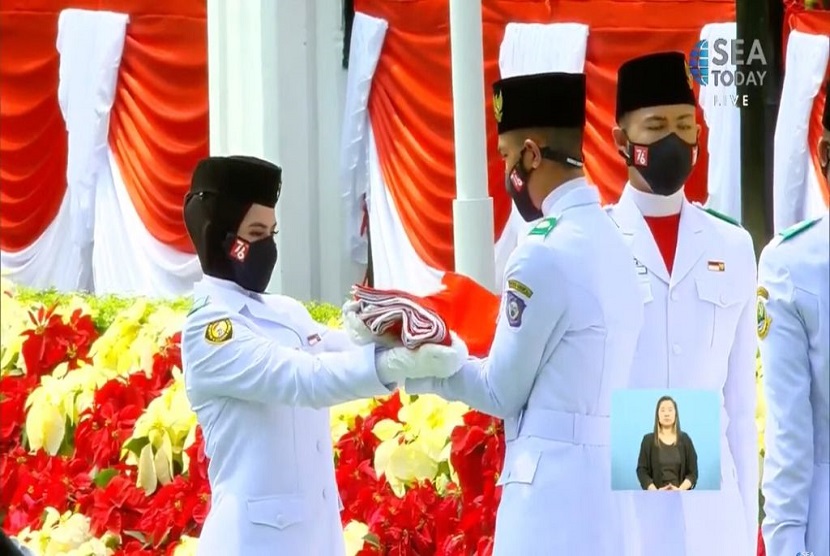 Detik-detik pengibaran Sang Saka Merah Putih oleh Paskibraka saat pelaksanaan upacara detik-detik Proklamasi peringatan HUT Ke-76 RI di Istana Merdeka Jakarta, Selasa (17/8) yang disiarkan secara langsung oleh kanal TV inhouse IndiHome, SEA Today, sebagai Official Broadcaster. 