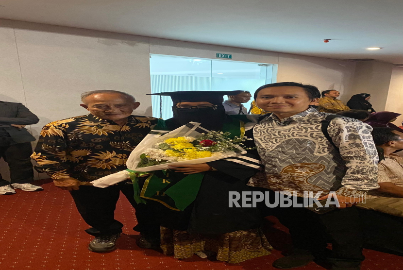 Devi Ariashinta cermat dalam mengatur waktu sebagai ibu rumah tangga, influencer, dan menjalani kuliah di UMJ. Jerih payahnya membuahkan hasil memuaskan dengan mencapai IPK 4.00.