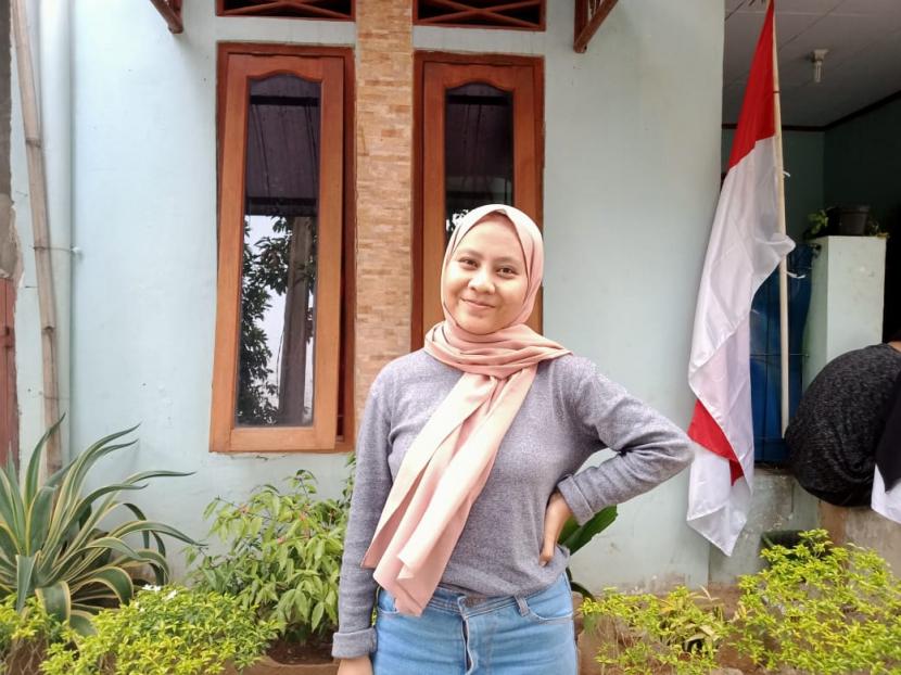 Devi Rosdianti, anak tukang bangunan yang kuliah di Kampus UBSI Bogor dengan Beasiswa Khusus.