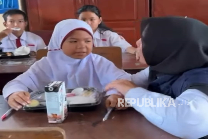 Devi, siswi Sekolah Dasar Negeri (SDN) 166 Palembang, Sumatra Selatan (Sumsel) viral di media sosial karena ingin makan makanan bersama ibunya.