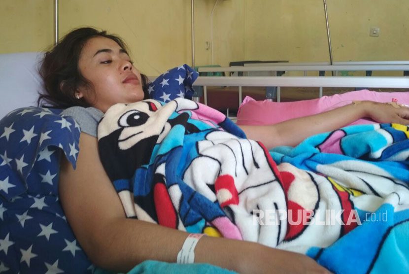 Devia Sophiani (20 tahun) masih memperoleh perawatan di RSU dr. Slamet Garut, Selasa (3/10). Perempuan yang berprofesi sebagai pemandu lagu itu mendapat luka tembak di bagian paha oleh oknum polisi mabuk. 